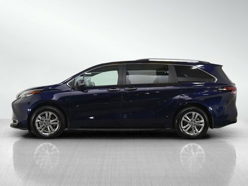 Used 2023 Toyota Sienna Platinum image 2