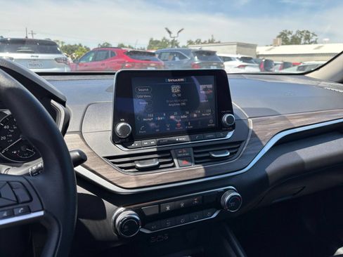Used 2025 Nissan Altima 2.5 SV FWD image 17