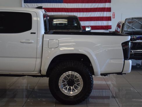 Used 2017 Toyota Tacoma SR5 RWD image 20