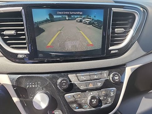 Used 2023 Chrysler Pacifica Touring-L image 16