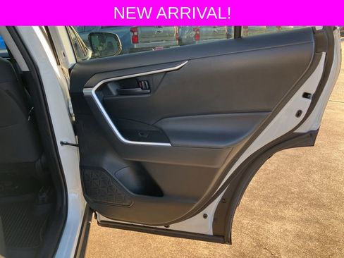 Used 2022 Toyota RAV4 LE image 14