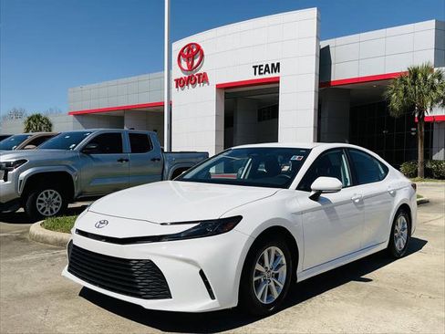 Certified 2025 Toyota Camry LE image 1