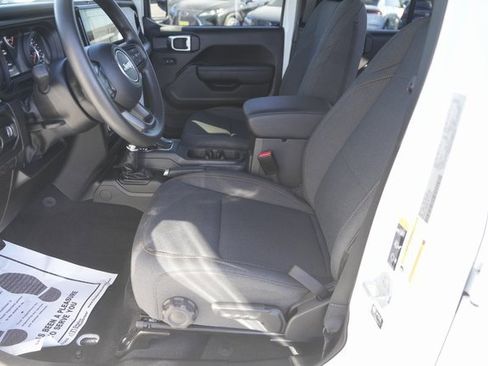 Used 2025 Jeep Gladiator Sport image 9