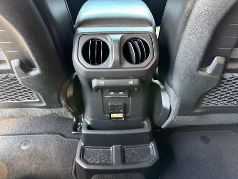 Used 2022 Jeep Wrangler Unlimited Rubicon AWD/4WD image 29