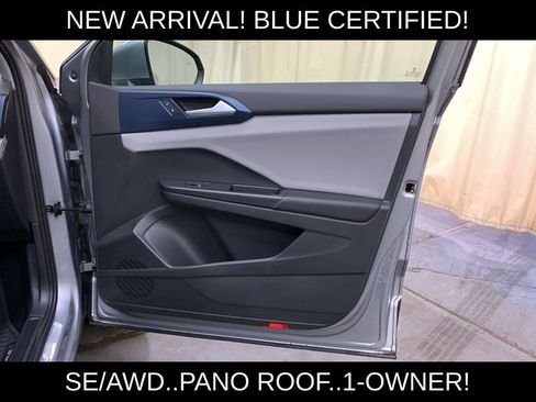 Used 2022 Volkswagen Taos SE w/ Panoramic Sunroof Package FWD image 11