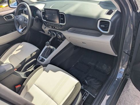 Used 2025 Hyundai Venue SEL FWD image 29