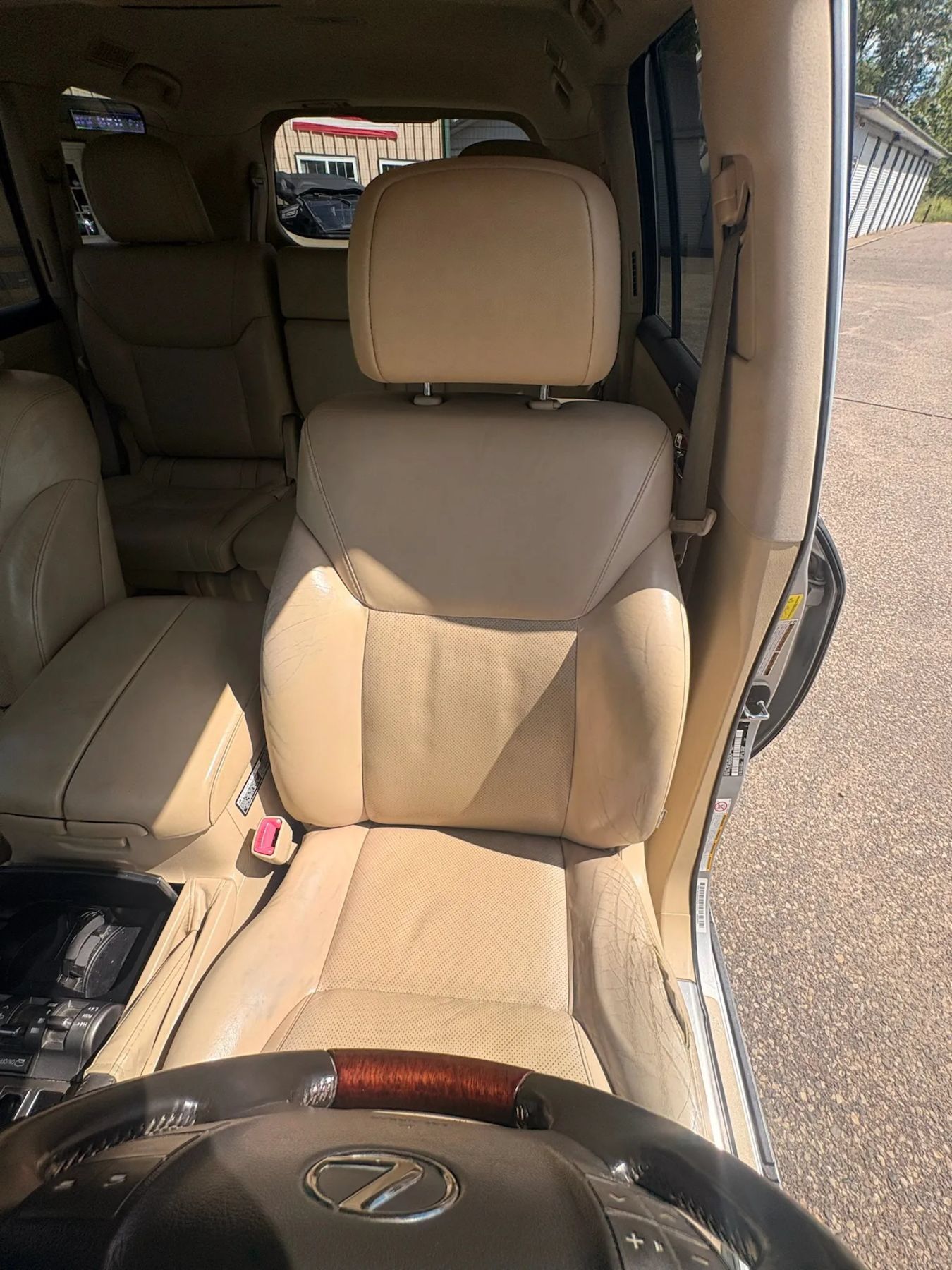 Used 2011 Lexus LX 570 4WD w/ Luxury Pkg image 11