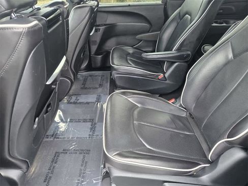 Used 2022 Chrysler Pacifica Limited w/ Uconnect Theater Family Group image 13