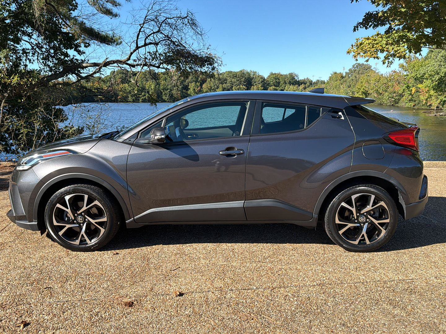 Used 2020 Toyota C-HR XLE FWD image 10