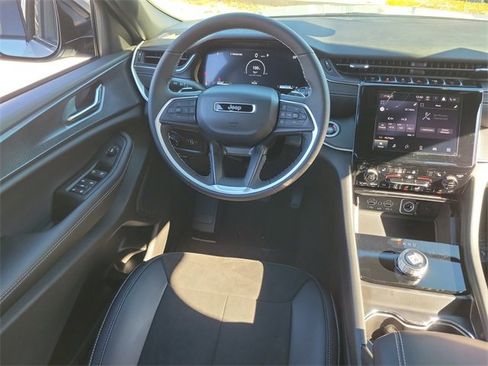 New 2025 Jeep Grand Cherokee Altitude image 8