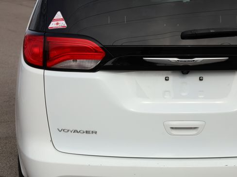 Used 2023 Chrysler Voyager LX image 16