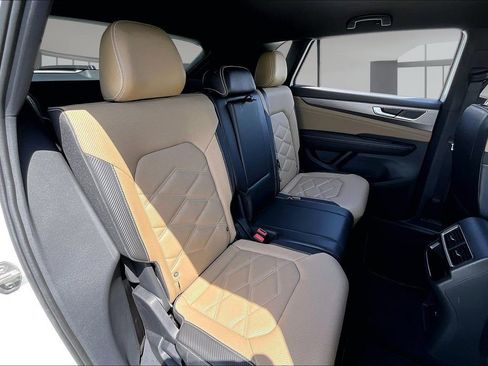 Used 2024 Volkswagen Atlas Cross Sport SE FWD image 23