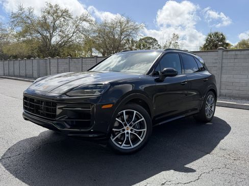 Certified 2025 Porsche Cayenne image 1