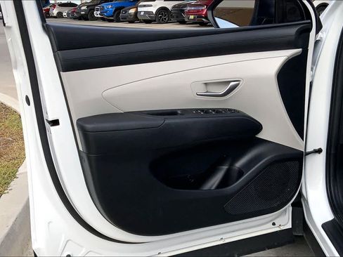 Certified 2025 Hyundai Tucson SE image 22