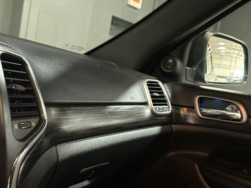 Used 2019 Jeep Grand Cherokee Laredo AWD/4WD image 18