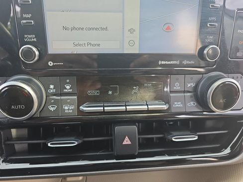 Used 2020 Toyota Highlander XLE AWD/4WD image 23