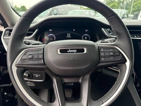 Used 2023 Jeep Grand Cherokee Laredo w/ Luxury Tech Group I AWD/4WD image 15