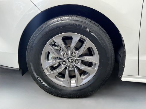 Used 2023 Toyota Sienna XLE FWD image 14