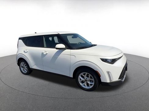 Used 2025 Kia Soul LX w/ LX Technology Package FWD image 2