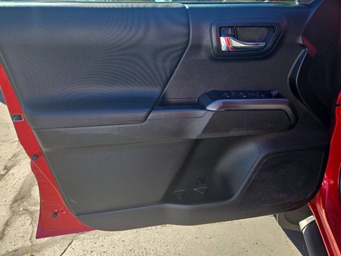 Used 2022 Toyota Tacoma TRD Sport w/ Technology Package image 12