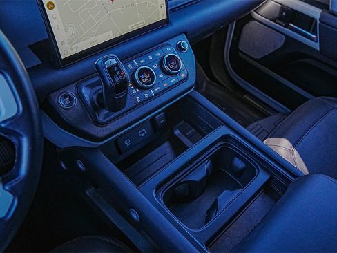 Used 2024 Land Rover Defender 130 X-Dynamic SE image 17