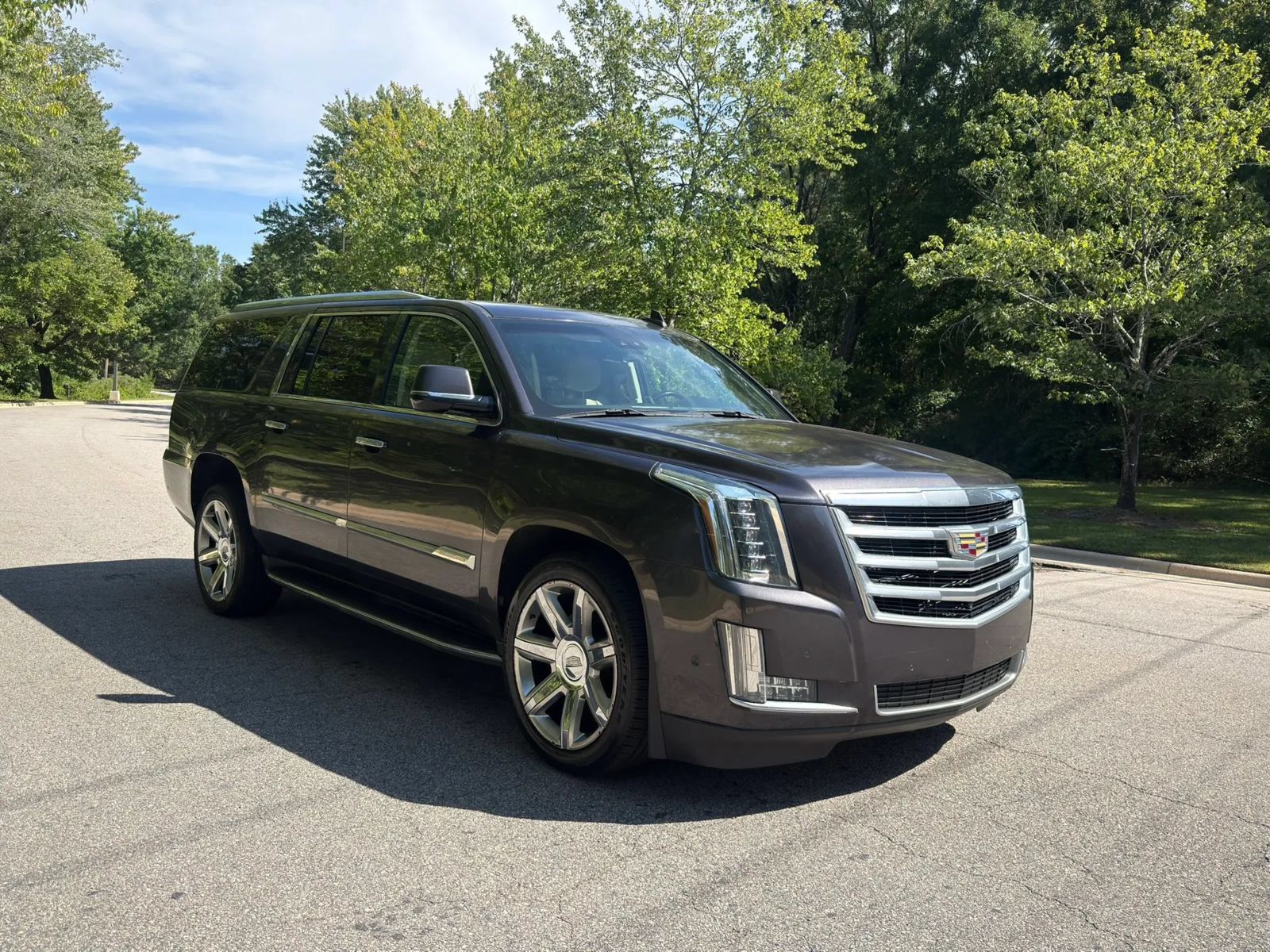Used 2018 Cadillac Escalade ESV Luxury RWD image 2