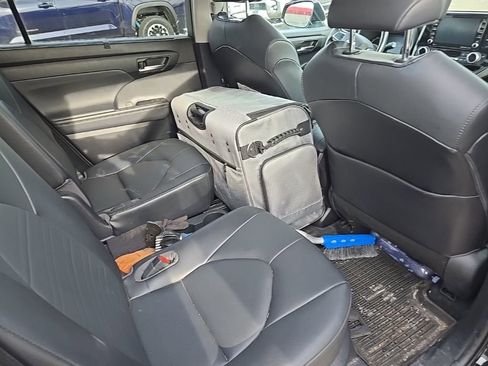 Used 2021 Toyota Highlander XLE image 8