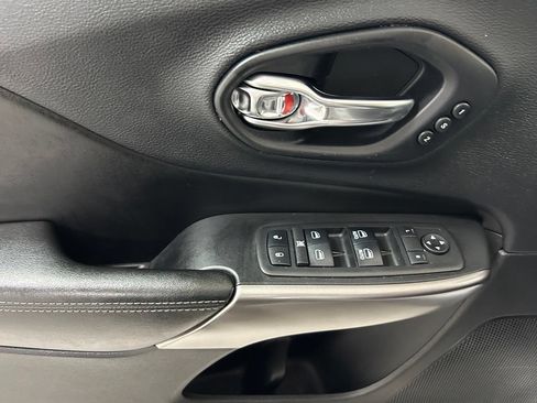 Used 2019 Jeep Cherokee Limited AWD/4WD image 17