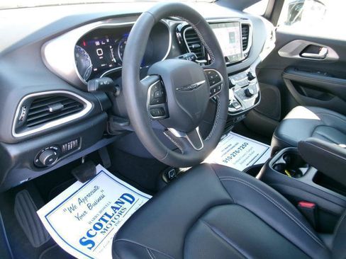 Used 2025 Chrysler Pacifica Select FWD image 13