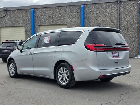 Used 2024 Chrysler Pacifica Touring-L FWD image 3