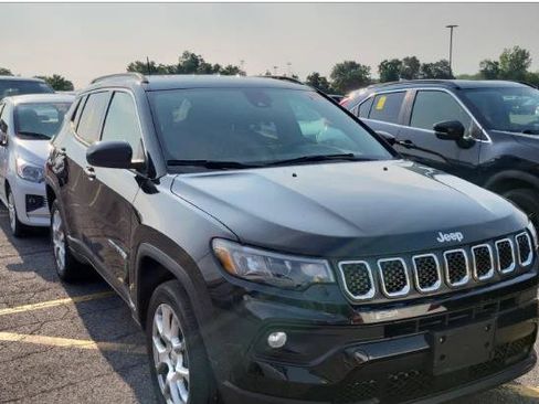 Used 2023 Jeep Compass Latitude AWD/4WD image 3