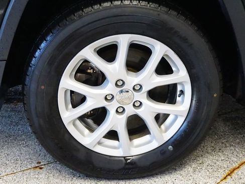 Used 2017 Jeep Cherokee Latitude w/ Cold Weather Group image 14