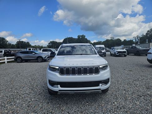 Used 2025 Jeep Wagoneer Series III w/ Premium Group I AWD/4WD image 2