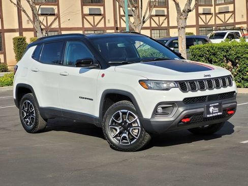 Used 2024 Jeep Compass Trailhawk image 2