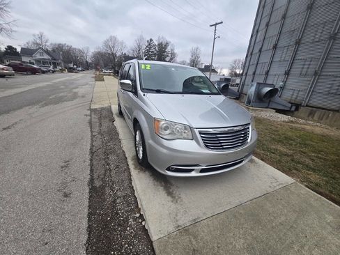 Used 2012 Chrysler Town & Country Limited w/ Luxury Group image 5