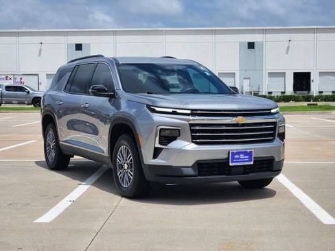 Used 2026 Chevrolet Traverse LT FWD image 3