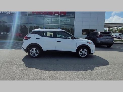 New 2025 Nissan Kicks Play S image 33