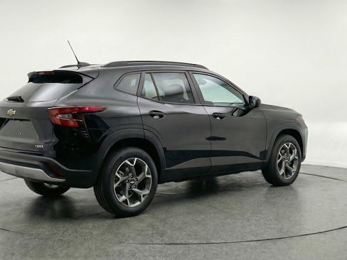 Used 2025 Chevrolet Trax LT image 9