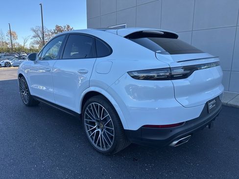 Certified 2023 Porsche Cayenne Platinum Edition image 3