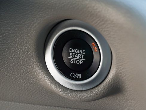 Used 2018 Chrysler Pacifica Touring-L FWD image 38