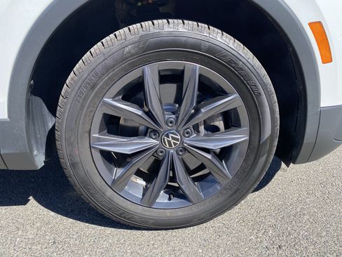 Used 2023 Volkswagen Tiguan SE w/ Panoramic Sunroof Package FWD image 11