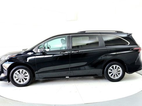 Certified 2024 Toyota Sienna XLE FWD image 3