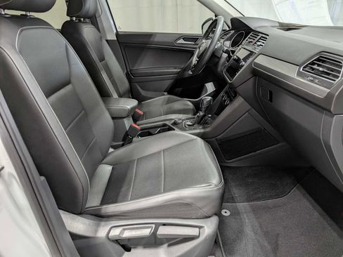 Used 2021 Volkswagen Tiguan SE image 36