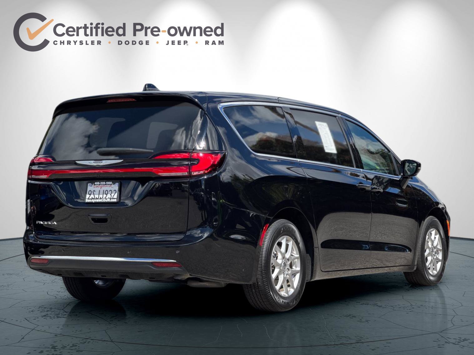 Certified 2025 Chrysler Pacifica Select FWD image 4