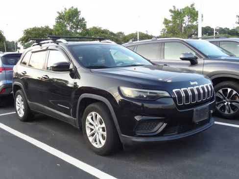 Used 2021 Jeep Cherokee Latitude w/ Mopar Interior Package FWD image 3