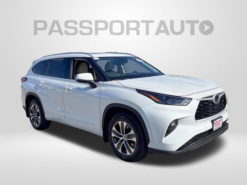 Used 2022 Toyota Highlander XLE AWD/4WD image 12