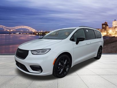 New 2026 Chrysler Pacifica Limited w/ Uconnect Theater Family Group