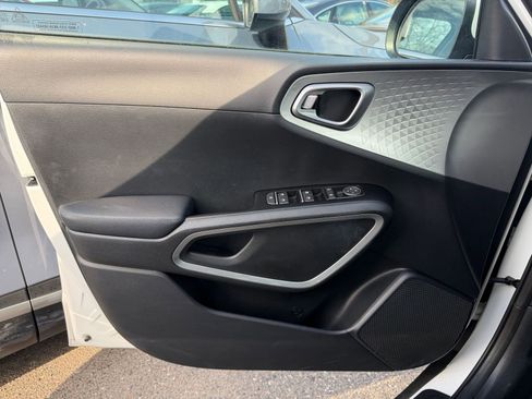 Used 2025 Kia Soul LX w/ LX Technology Package image 18