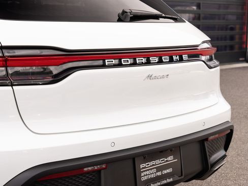 Certified 2025 Porsche Macan AWD/4WD image 12