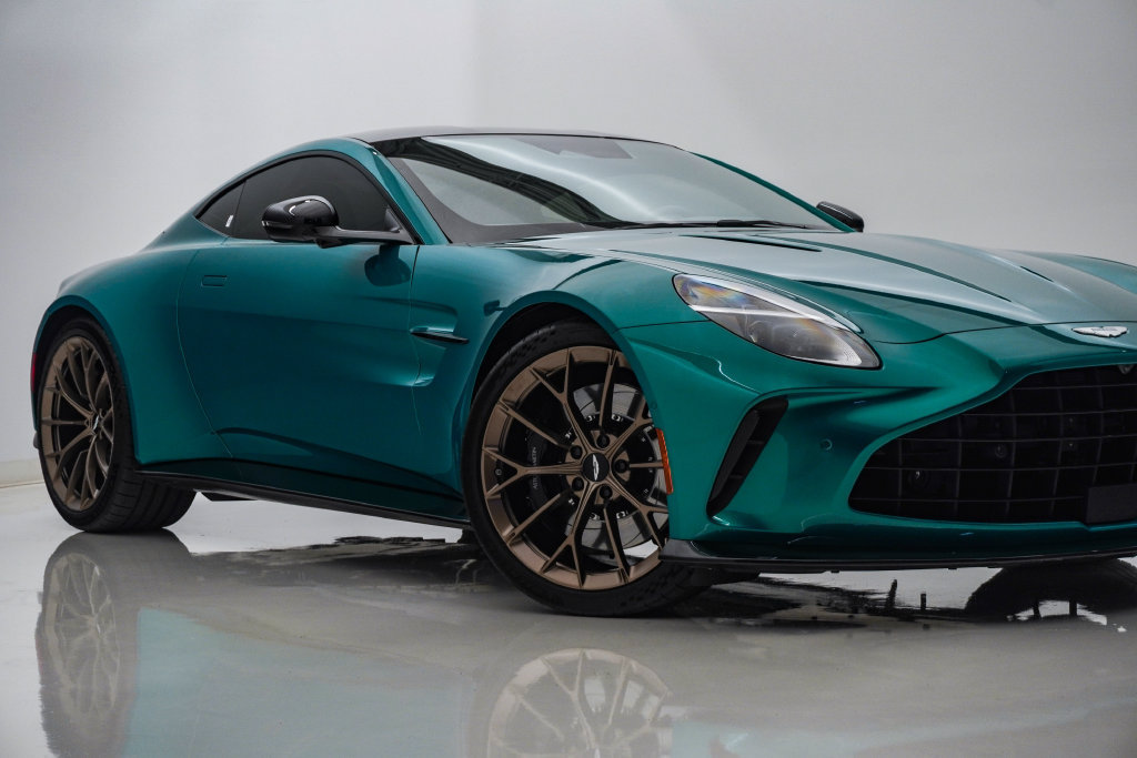 Used 2025 Aston Martin V8 Vantage Coupe RWD image 2